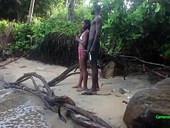 Twardy seks grupowy na plaży Kribi z czarną babe