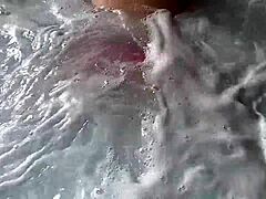 Kurvige Mutter im String-Bikini wird nass und wild in einem öffentlichen Whirlpool