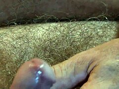 一个成熟的男人被精液覆盖的阴茎按摩