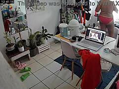 Den kurvede mexicanske stedmor bliver slem på et skjult overvågningskamera