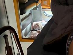 Stiefzoon neukt stiefmoeder op de trein
