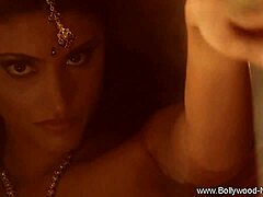 Uma linda indiana mostra seus movimentos sensuais em um vídeo softcore
