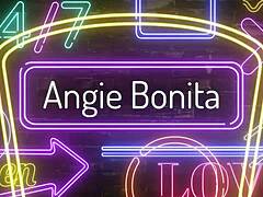 Les compétences de gorge profonde d'Angie Bonitas sont à l'honneur dans cette vidéo torride