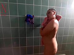 La ama de llaves desnuda Regina Noir toma una ducha y se afeita el coño mientras es observada