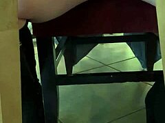 HD video vroče babe, ki razkazuje svoje spodnje perilo in vibrujoče spodnje perilo v javnosti