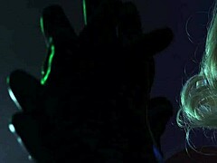 Arya Grander, uma dominadora vestida de látex, seduz com suas habilidades sonoras de ASMR para uma sessão de fetiche de Halloween