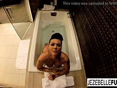 Jezebelle Bonds v videu so samotným kúpaním