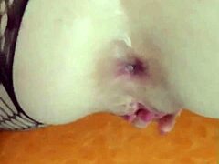 Une belle-mère aux gros fesses est violemment baisée et reçoit une éjaculation anale