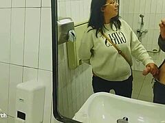 बस्टी लैटिना सार्वजनिक बाथरूम में एक अजनबी द्वारा गड़बड़ हो जाता है