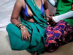 Intialainen prostituoitu harrastaa seksiä maaseudulla