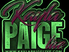Τα μικρά βυζιά της Kayla Paige αναπηδούν καθώς χρησιμοποιεί το Magic Wand της για να αλείψει το μουνί της
