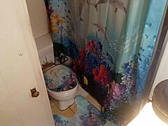 Amatørpar fanget på skjult kamera i badeværelset