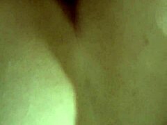 एक परिपक्व महिला का पीओवी वीडियो जो एक यूनिकॉर्न टेल एट प्लग के साथ गुदा और योनि खेल का आनंद ले रहा है