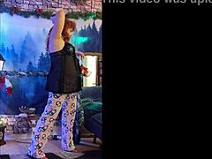 La hotwife amatoriale Steffi mostra la sua figa di pinguino rosa in un video da solista