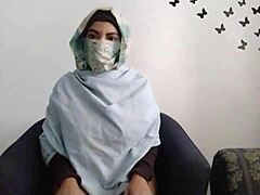 En ekte arabisk tenåring i hijab gleder seg selv og spruter mens mannen hennes er borte