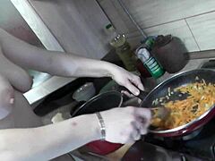 Frina, une MILF blonde séduisante, se fait doigter le vagin poilu et se fait doigter dans la cuisine
