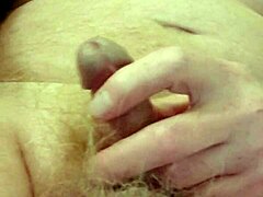 रेडहेड्स के बालों वाले लंड को एकल हस्तमैथुन वीडियो में उंगली दी जाती है
