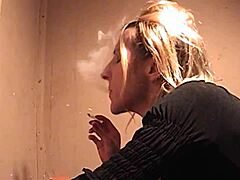 Marie Madison se oddává kouření a veřejnému sexu
