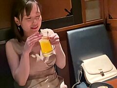 Nene Tanaka, eine japanische Pornogöttin, spielt in einem Spielfilm mit einem großen Hintern und einem Vaginal-Cumshot