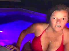 Göğüslü MILF ile sıcak bir havuz seansı