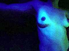 Una milf mora in lingerie si masturba in un video porno spagnolo