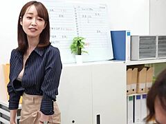 Japonská kancelářská paní Yu Shinoda ponižuje svou poddanou s cunilingus a cumpie