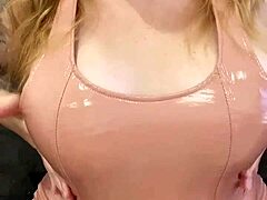 Die süße Masturbationsanleitung verehrt ihre natürlichen Brüste und ihren Hintern in einem Latexkleid