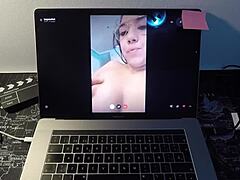 Seksissä ja masturboinnissa espanjalaisen milfin kanssa web-kameralla