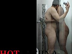 Uma mulher colombiana faz sexo ao ar livre com seu enteado no chuveiro