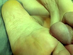 Masaj de picioare pervers și joc cu spermă în porno HD