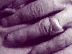 Reife und haarige Muschis vereinen sich in einem Vintage-Pornovideo