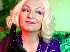 Η Rya Grander, μια χοντρή MILF, κυριαρχεί με λαστιχένια γάντια σε ένα βίντεο φετίχ με λάτεξ