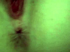 शौकिया गोरा MILF चूसने और HD वीडियो में उसकी गीली चूत के साथ खेलता है