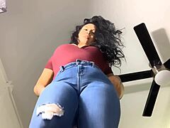 Ексклузивно видео на дебела и извита MILF