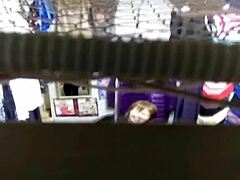 Milf bawi się piersiami w sklepie, nagrane przez kamerę