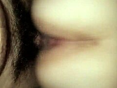 MILF Latina dengan pantat besar menikmati mengendarai penis berbulu besar hingga orgasme
