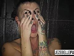 Jezebelle Bonds store bryster hopper mens hun blir våt i dusjen