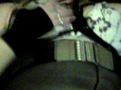 Une MILF mature prend le relais dans une vidéo de masturbation solo