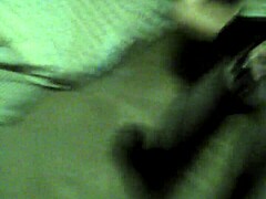 Egy érett MILF egyedül maszturbál egy videóban