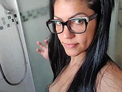 एक सेक्सी लैटिना की पीओवी वीडियो अपनी चूत को आराम और आनंदित कर रही है