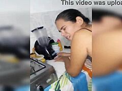 Amatööri seksivideo näyttää pettävän vaimon saavan kyrpää velipuolelta