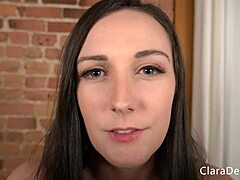 Zachte femdom in actie - Clara geeft instructies voor het aftrekken van zaad op haar gezicht