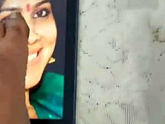 Az indiai milf Sakshi arcát megbasszák és megverik