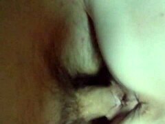 Curva ejaculează pe pulă în timp ce călărește în acest videoclip