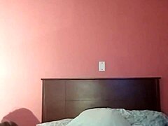 अमेचुर स्लट इस होममेड वीडियो में एक बड़े काले लंड को लेती है।